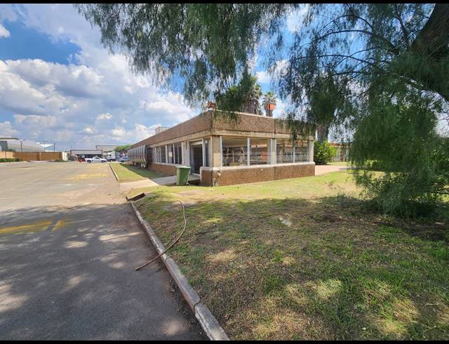 330M² WAREHOUSE TO LET IN ROODEKOP